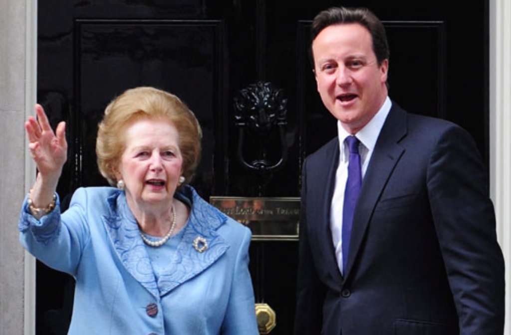 Als Identifikationsfigur der britischen Konservativen galt Thatcher bis ins hohe Alter: Die "Eiserne Lady" bei einem ihrer selten gewordenen öffentlichen Auftritte im Jahr 2010 mit Premier David Cameron.