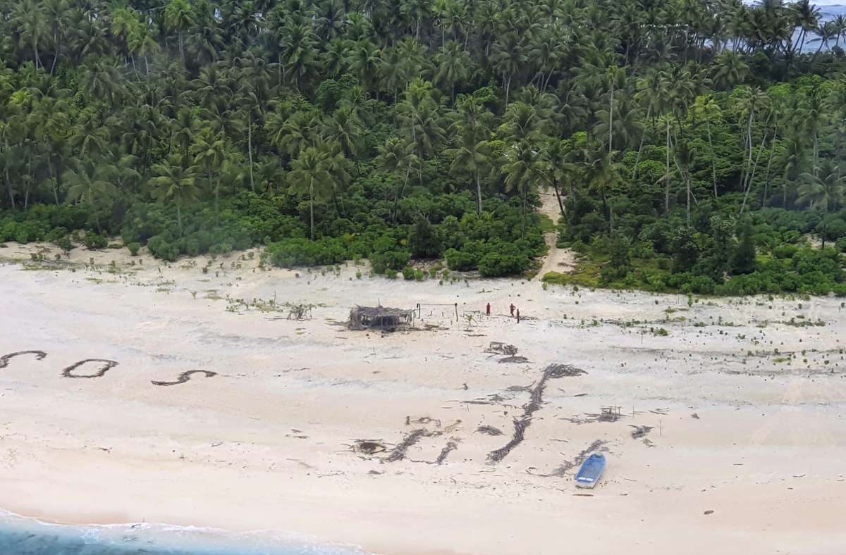 Ein Hubschrauber vom Typ Tiger ARH-90 der australischen Armee landet auf Pikelot Island in Mikronesien. Dank ihres riesigen, in den Sand gemalten SOS-Hilferufs sind drei vermisste Segler auf der Insel Pikelot im Westpazifik entdeckt worden.