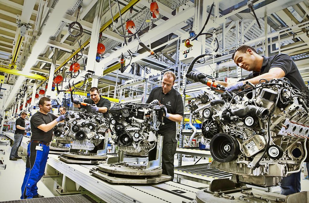 Auch die Mitarbeiter im Motorenbau bei Daimler in Stuttgart-Untertürkheim können sich über die Zahlung einer  Erfolgsprämie freuen. Foto: Daimler