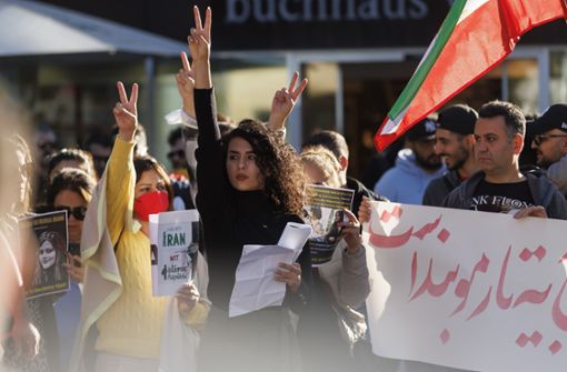 Teilnehmerinnen und Teilnehmer bei einer Demo in Stuttgart solidarisieren sich mit den Frauenprotesten im Iran. Foto: Lichtgut/Julian Rettig