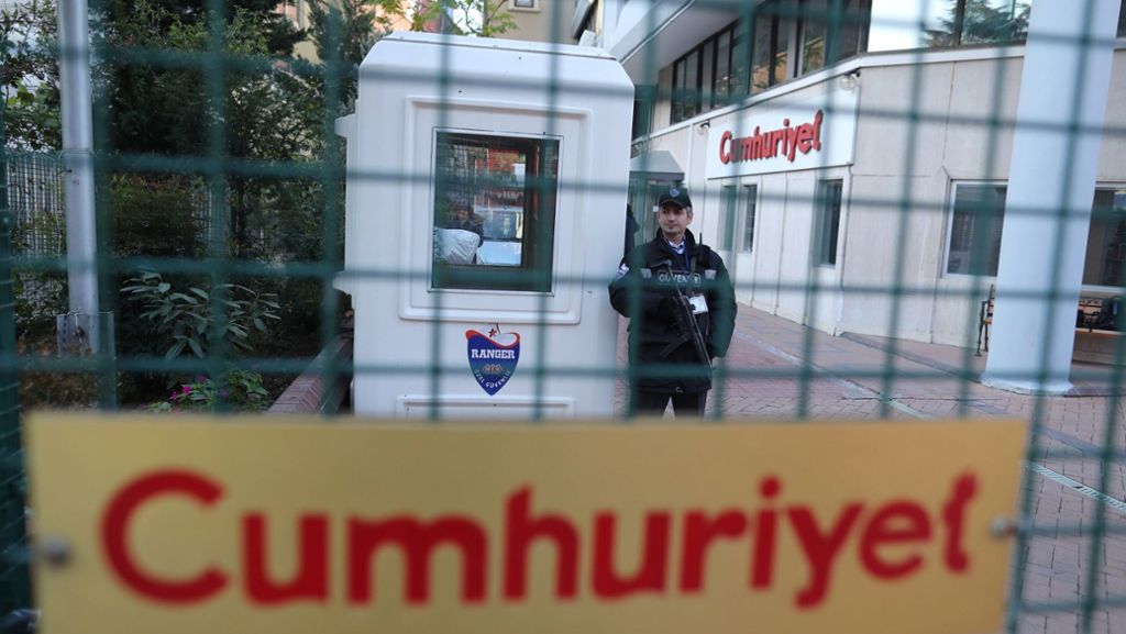  Immer mehr Regierungskritiker in der Türkei wandern ins Gefängnis. Am Freitag wurde Untersuchungshaft gegen die Chefs der pro-kurdischen HDP verhängt. Am Tag darauf sind kritische Journalisten dran. 