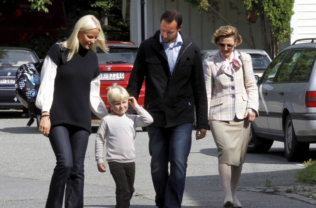 August 2011: Prinz Sverre Magnus von Norwegen wird von seinen Eltern Mette-Marit und Haakon und seiner Großmutter Sonja zur Schule gebracht.