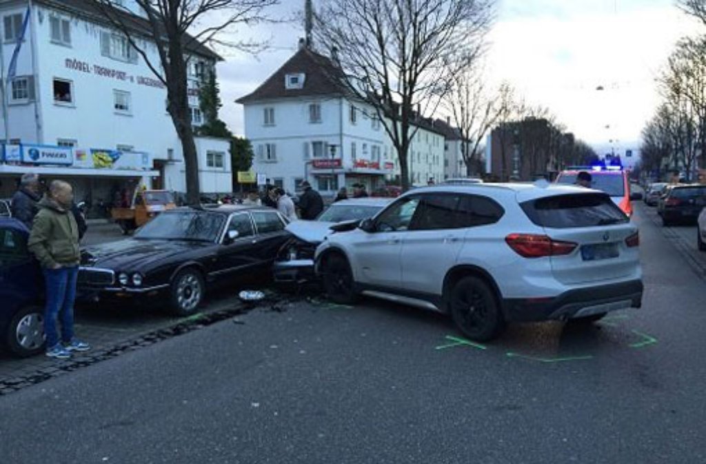 Bei einem schweren Verkehrsunfall in Fellbach sind am Sonntagnachmittag vermutlich zwei Personen verletzt worden. Foto: 7aktuell.de/Sven Adomat