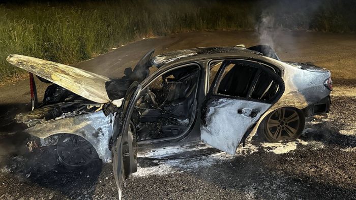 Vollbrand bei Esslingen: BMW steht auf A8 komplett in Flammen