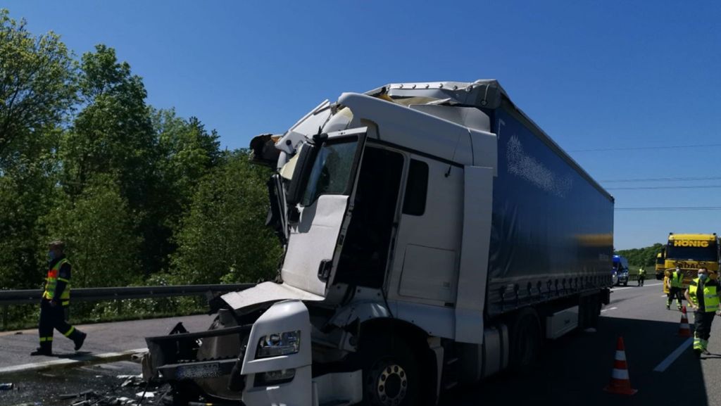 Unfall A6 bei Kirchardt: Lastwagen fahren aufeinander auf – zwei Verletzt