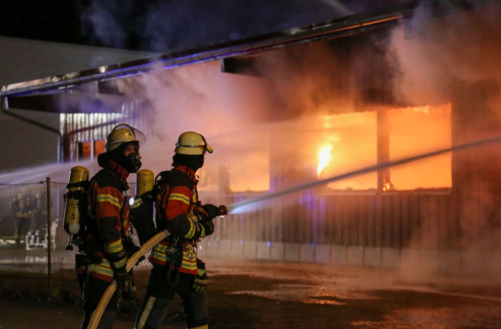 Die Feuerwehr konnte ein Übergreifen der Flammen auf benachbarte Unternehmen verhindern.