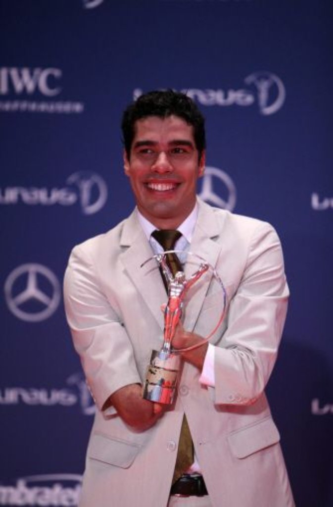 Der brasilianische Schwimmer und Goldmedaillengewinner bei den Paralympics 2012 Daniel Dias mit seinem Preis