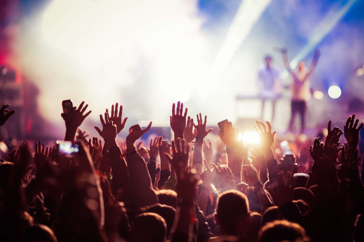 Erfahren Sie, ab welchem Alter und unter welchen Voraussetzungen Jugendliche Konzerte alleine besuchen dürfen.