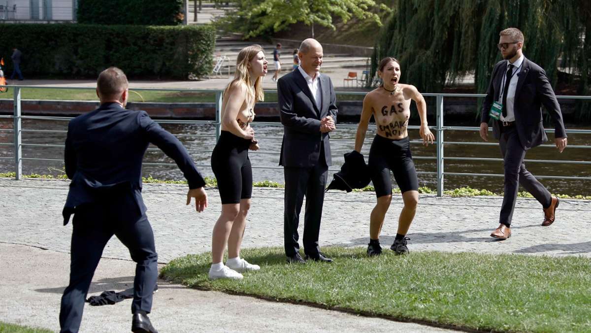 Olaf Scholz: Zwei Frauen zeigen nackte Brüste neben dem Bundeskanzler
