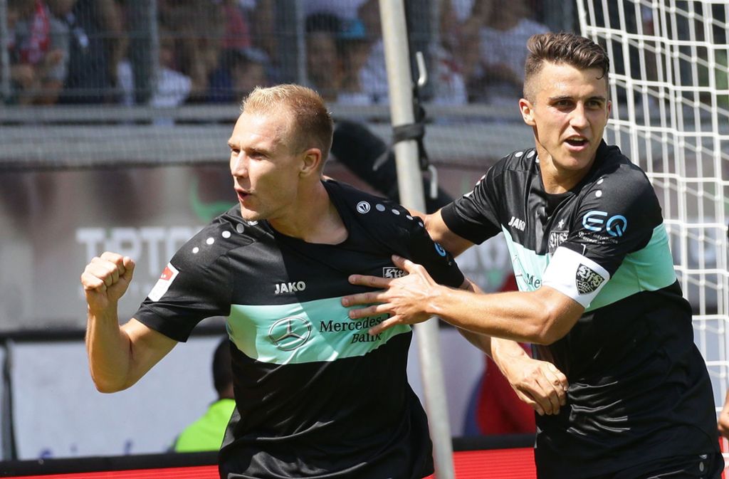 Beim letzten Aufeinandertreffen am 4. August 2019 brachte Holger Badstuber (links) den VfB in Heidenheim mit 2:0 in Führung. Marc Oliver Kempf freute sich in diesem Augenblick mit dem Torschützen, am Ende hieß es jedoch 2:2.