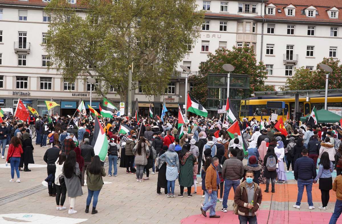 Auf dem Marienplatz versammelten sich mehrere hundert Menschen.
