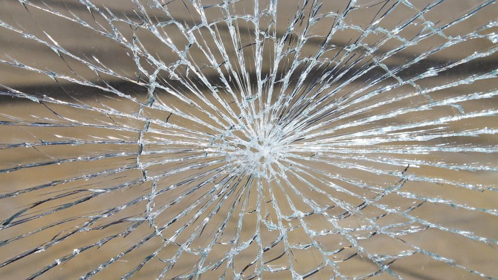 Polizeibericht aus Weil der Stadt: Linienbus: Scheiben eingeworfen