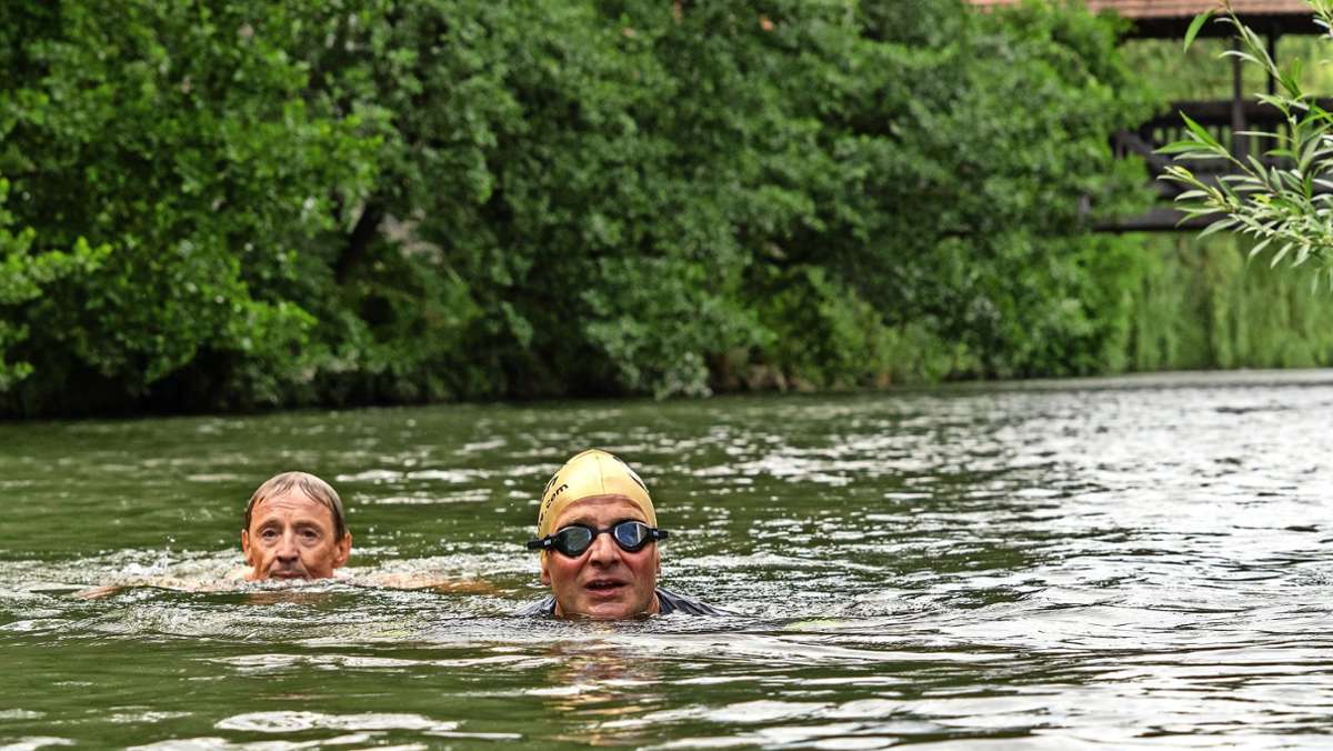  Die Stadt Backnang will einen Ort für das Flussschwimmen ausweisen – wenn die Wasserqualität der Murr okay ist. Grundsätzlich verboten ist das Baden und Schwimmen in Flüssen ohnehin nicht, aber die Gesundheitsämter warnen. 