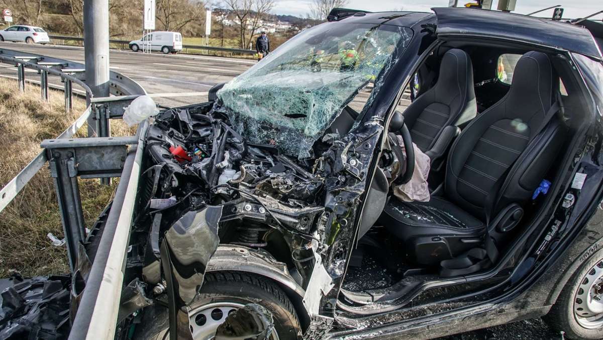 Unfall an Anschlussstelle Leonberg-West: Smart-Fahrer nach Kollision mit Lkw schwer verletzt