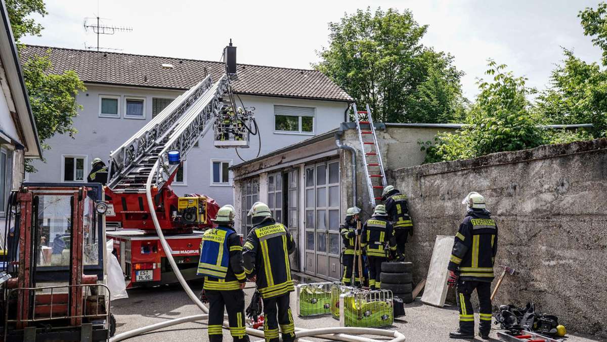 Feuer in Plochingen: Garagendach steht in Flammen