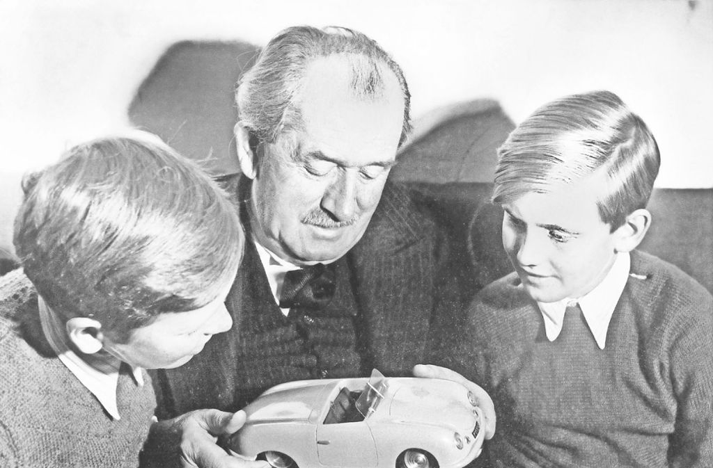 Ferdinand Piëchs Großvater mütterlicherseits war der Autopionier Ferdinand Porsche (1875-1951/Mitte), der den Autobauer Porsche gegründet und 1933 den legendären VW-„Käfer“ und später den Auto-Union-Rennwagen entworfen hatte. Ferdinand Piëch ist der Bub rechts im Bild.