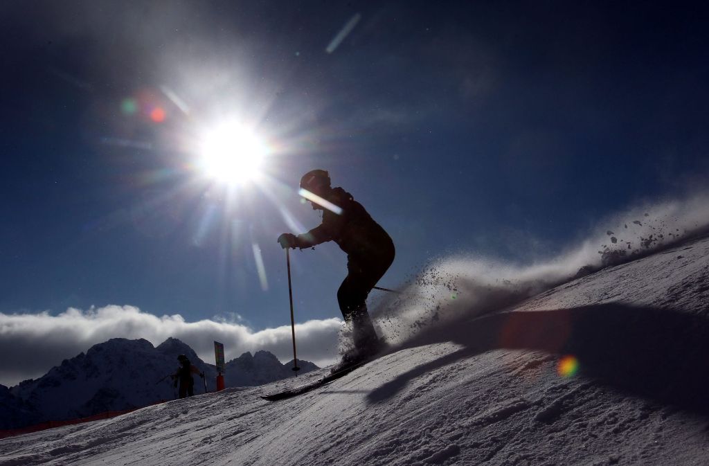 Ein 50-Jähriger hat sich beim Skifahren schwer verletzt. (Symbolbild) Foto: dpa