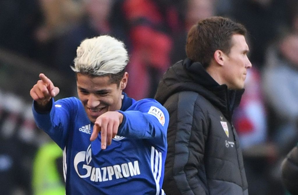 Schalkes Amine Harit jubelt nach seinem Tor, dahinter Stuttgarts Trainer Hannes Wolf.