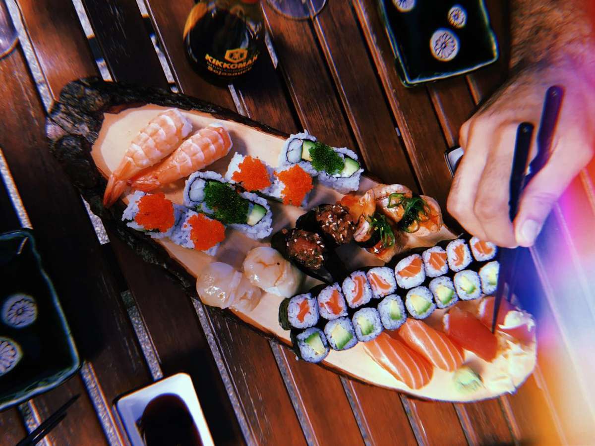 We love Sushi! Und weil die japanische Spezialität nicht erst seit gestern in aller Munde ist, haben wir für euch die besten Spots für Maki, Nigiri und Co. im Kessel zusammengestellt. Mehr im Text.