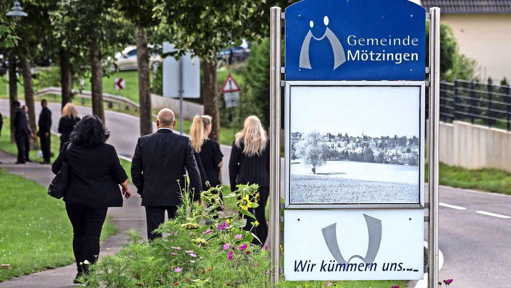 Mötzingen: Beerdigung nach Unfall mit Müllwagen: Ein letzter Applaus den toten Artisten