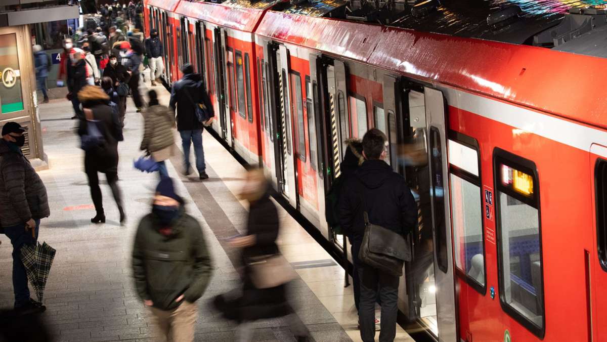 Vorfall am Stuttgarter Hauptbahnhof: Mann stürzt mit Kontrolleur ins Gleisbett – S-Bahn mit Schnellbremsung