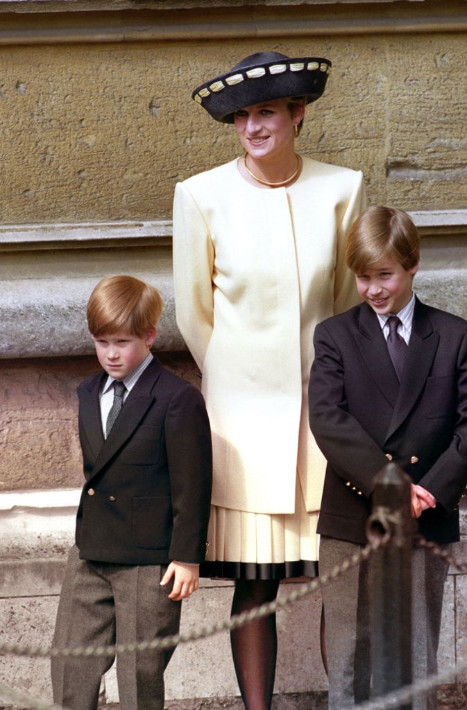 Prinzessin Diana mit ihren Söhnen Harry und William 1992.