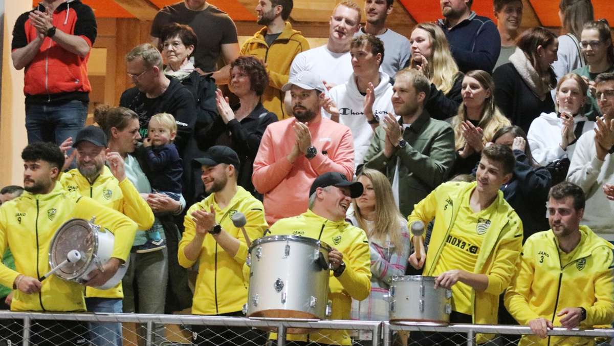 SV Leonberg/Eltingen: Emotionales Saisonfinale: Das passiert, wenn Fußballer Handballer anfeuern