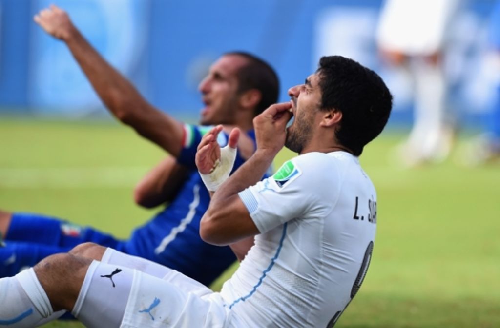 Nach seiner Beißattacke gegen den Italiener Chiellini (links) droht Luis Suárez eine lange Sperre.