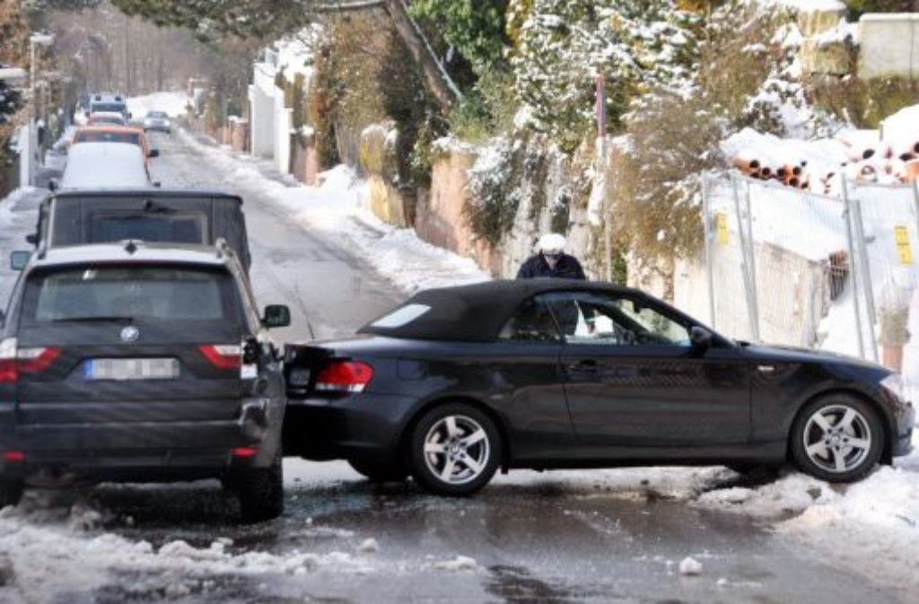 Bei einem Glatteisunfall hat sich in Stuttgart-Frauenkopf ein Auto auf einer Nebenstraße verkeilt. Foto: dpa