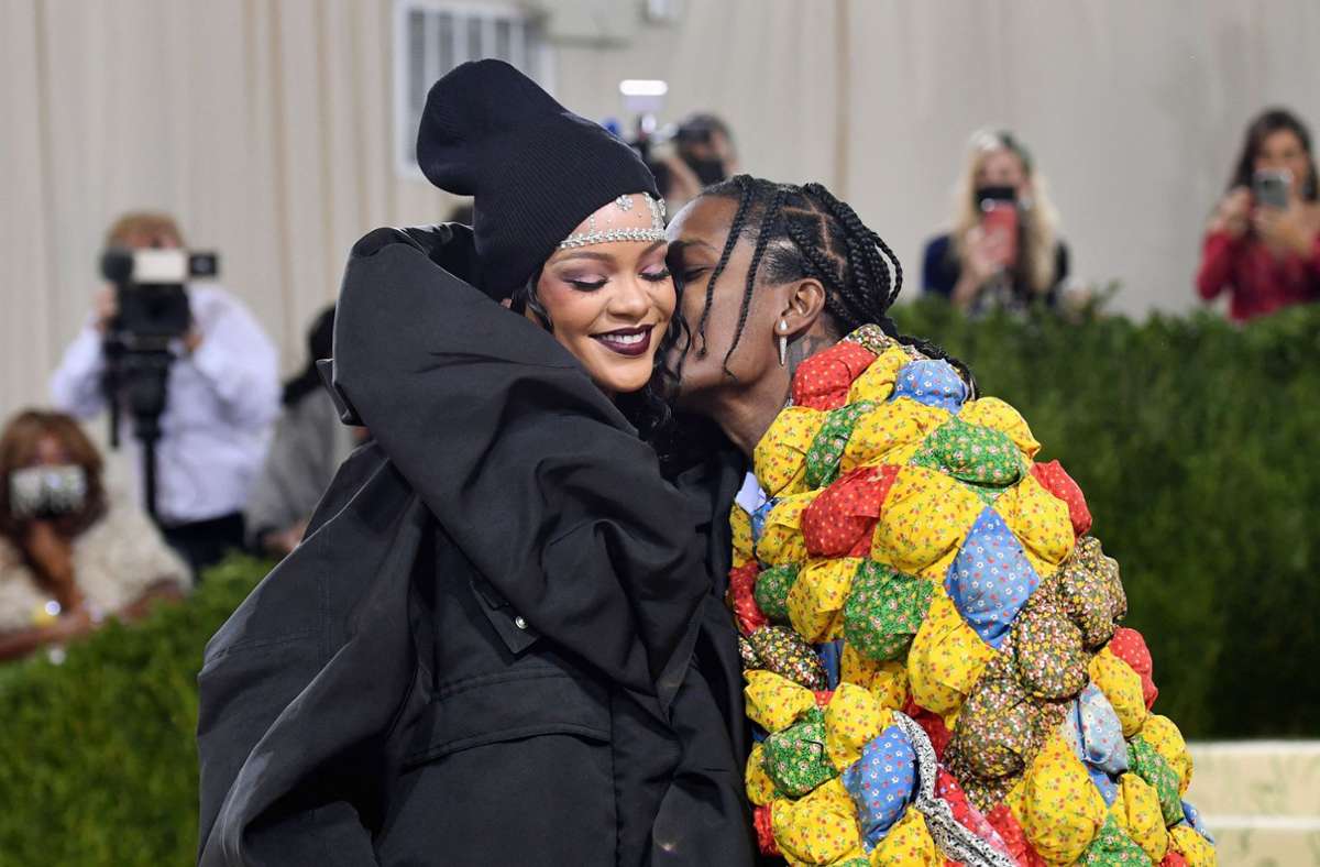 US-Popstar Rihanna ganz in Schwarz, bunter Farbtupfer in Nadelkissen-Optik: der US-Rapper ASAP Rocky.