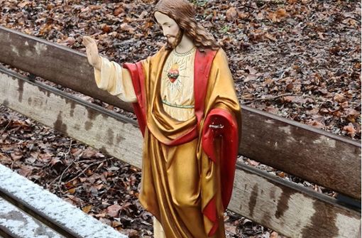 Der Besitzer dieser Jesus-Figur wird gesucht. Sie wurde auf einer Parkbank in Urbach gefunden. Foto: dpa/Polizei
