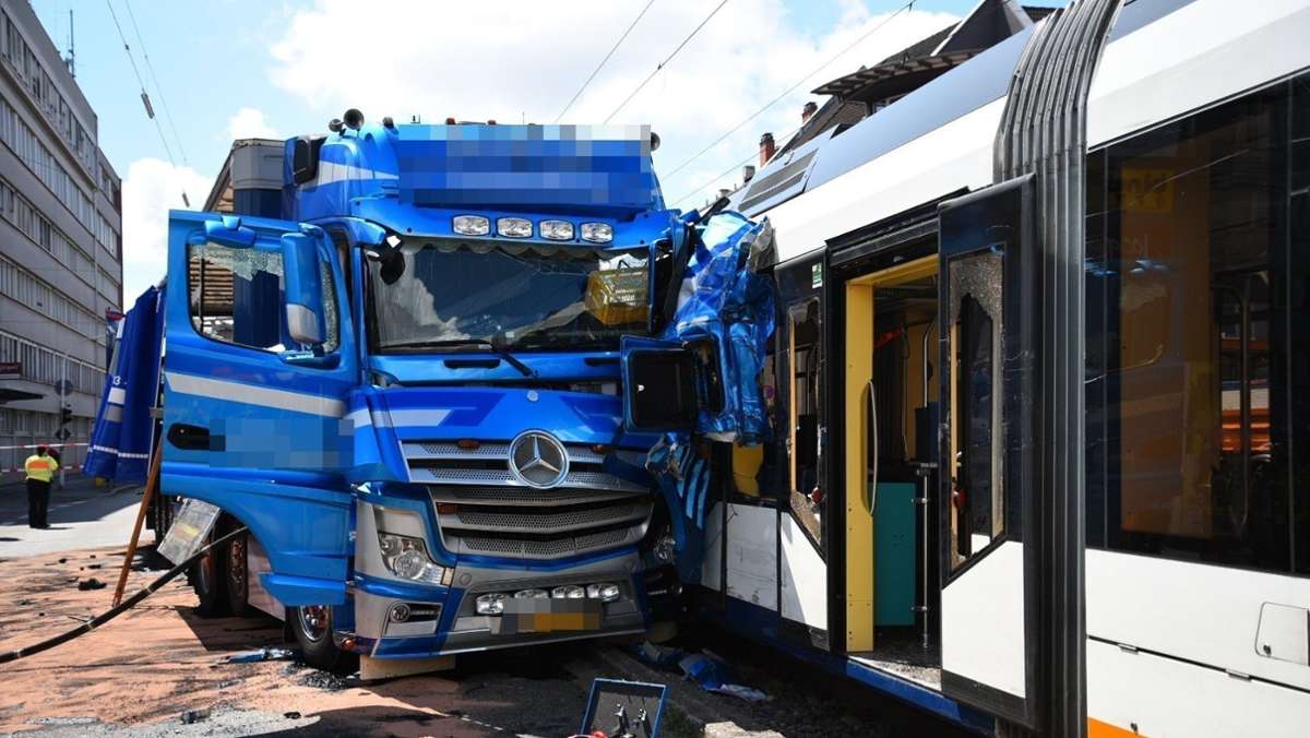 Unfall in Mannheim: Straßenbahn entgleist nach Zusammenstoß mit Laster