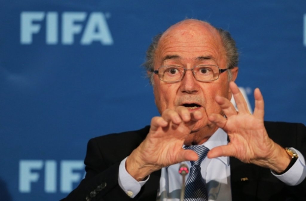 Joseph Blatter, Präsident des Fußball-Weltverbandes FIFA: "In tiefer Betroffenheit habe ich von Udo Latteks Tod erfahren. Eine Trainer-Legende ist von uns gegangen. Mein Mitgefühl gilt seiner Familie."