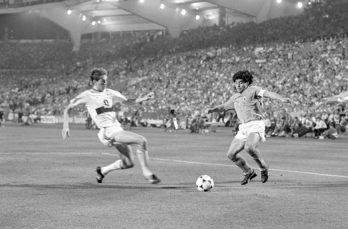 Srecko Katanec kam 1988 von Partizan Belgrad zum VfB, mit dem er das Uefa-Pokal-Finale gegen den SSC Neapel um Diego Maradona (rechts) erreichte. Aufgrund seiner starken Leistungen wechselte er bereits nach einer Saison für damals stolze 3,5 Millionen Mark zu Sampdoria Genua nach Italien.