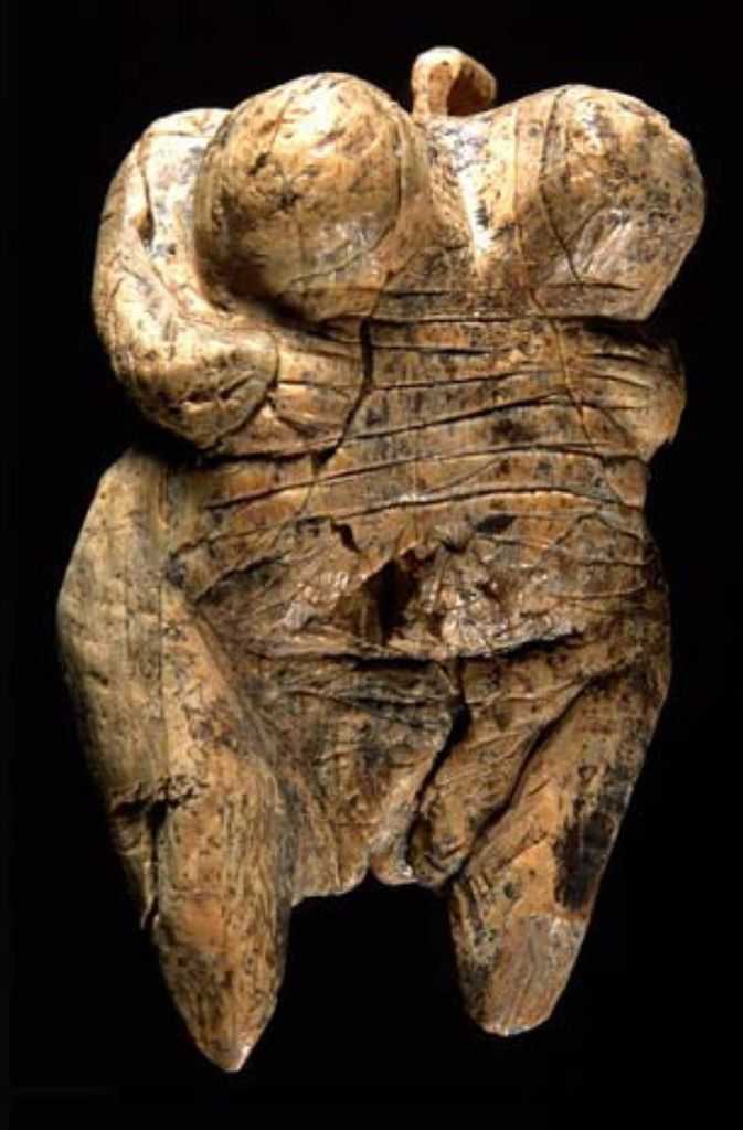 Venus vom Hohle Fels (circa 40 000 Jahre): Die Venus vom Hohle Fels ist eine etwa sechs Zentimeter hohe, aus Mammut-Elfenbein geschnitzte Venusfigurine, die 2008 bei Ausgrabungen in der Karsthöhle Hohle Fels am Südfuß der Schwäbischen Alb bei Schelklingen entdeckt wurde.