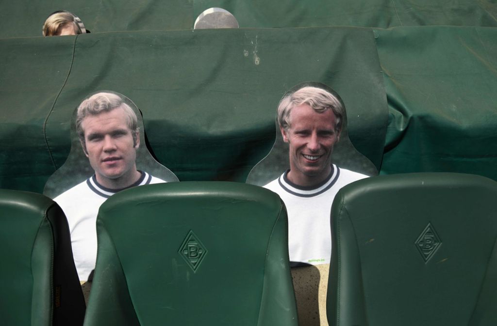 Legenden von Borussia Mönchengladbach: Klaus-Dieter Sieloff and Berti Vogts (rechts) als Pappkameraden. Foto: AFP