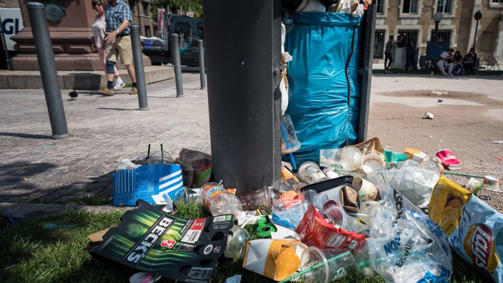Müllabfuhr  in Stuttgart: Berstende Mülleimer auf  dem Schlossplatz
