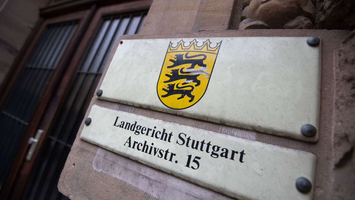  Ein 35-Jähriger muss sich vor dem Stuttgarter Landgericht wegen versuchten Totschlags verantworten. Zur Tat sagt er beim Prozessauftakt nichts. Bis März stehen Verhandlungstermine an. 