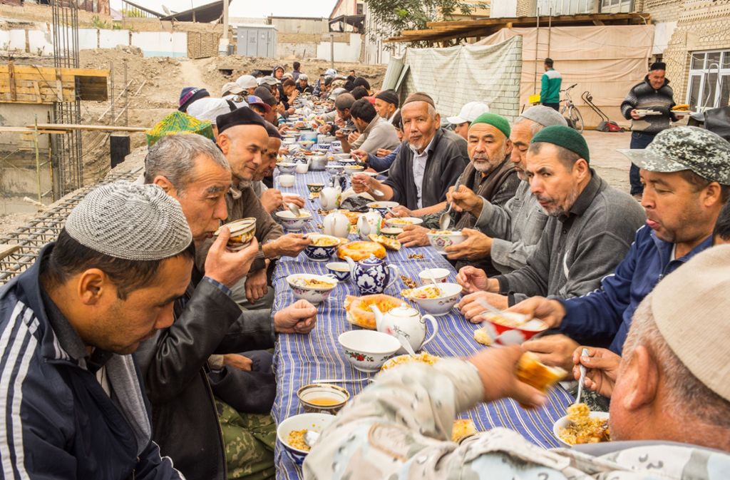 Mittagspause für die Arbeiter auf der Baustelle der Moschee in Andijan in Usbekistan