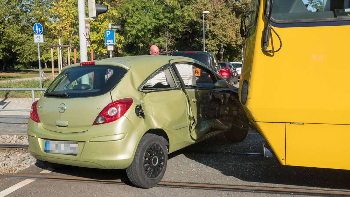 Stadtbahnunfall in Zuffenhausen: Rotlicht missachtet – Autofahrerin kollidiert mit U7