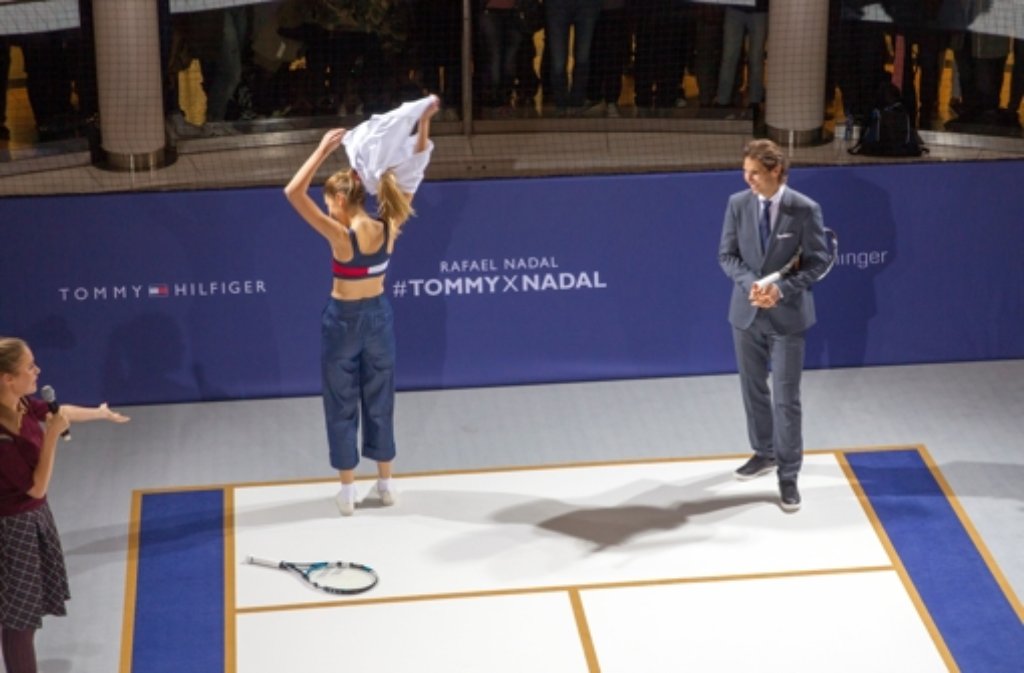10. November: Hoher Tennis-Besuch bei Breuninger in Stuttgart: Rafael Nadal tritt im Rahmen einer Werbeveranstaltung auf einem schwebenden Court gegen Models an. Hier geht es zum Artikel von damals
