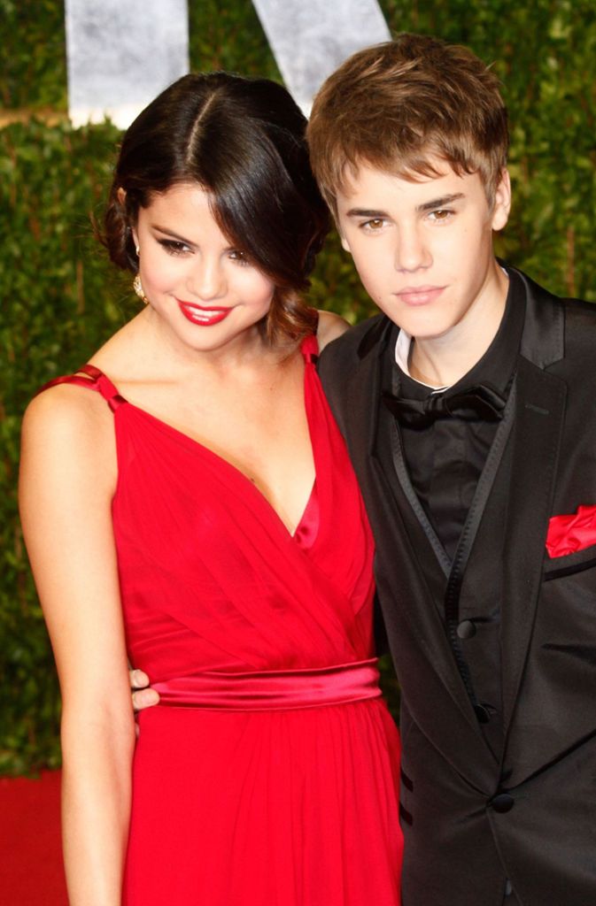 Glamour mit zu großer Kragenweite: Die US-amerikanische Schauspielerin Selena Gomez und Teenie-Liebling Justin Bieber bei einer Oscar-Party im Jahr 2011. Fliege steht ihm definitiv nicht.