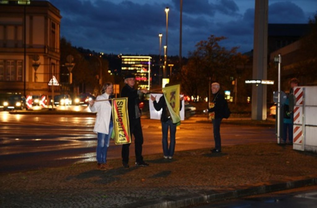 Stuttgart-21-Gegner verteilen Getränke und Gebäck im Berufsverkehr. Klicken Sie sich durch unsere Bildergalerie von der Aktion. Foto: FRIEBE|PR/ Specht/ Keim