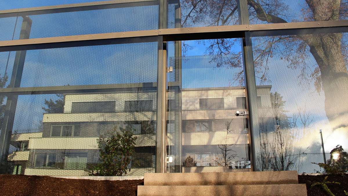  Ein Neubau in Stuttgart-Degerloch wird von einer gewaltigen Schallschutzwand aus Glas abgeschirmt. Ist hier möglicherweise eine Todesfalle für Vögel entstanden? 
