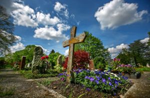 Bewegung bei der letzten Ruhe: Die Stadt Esslingen will die Friedhofssatzung und die Friedhofsgebühren an neue Gegebenheiten anpassen. Foto: Roberto Bulgrin