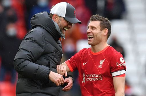 Jürgen Klopp und James Milner haben gut Lachen: Liverpool hat sich für die Champions League qualifiziert. Foto: AFP/PAUL ELLIS
