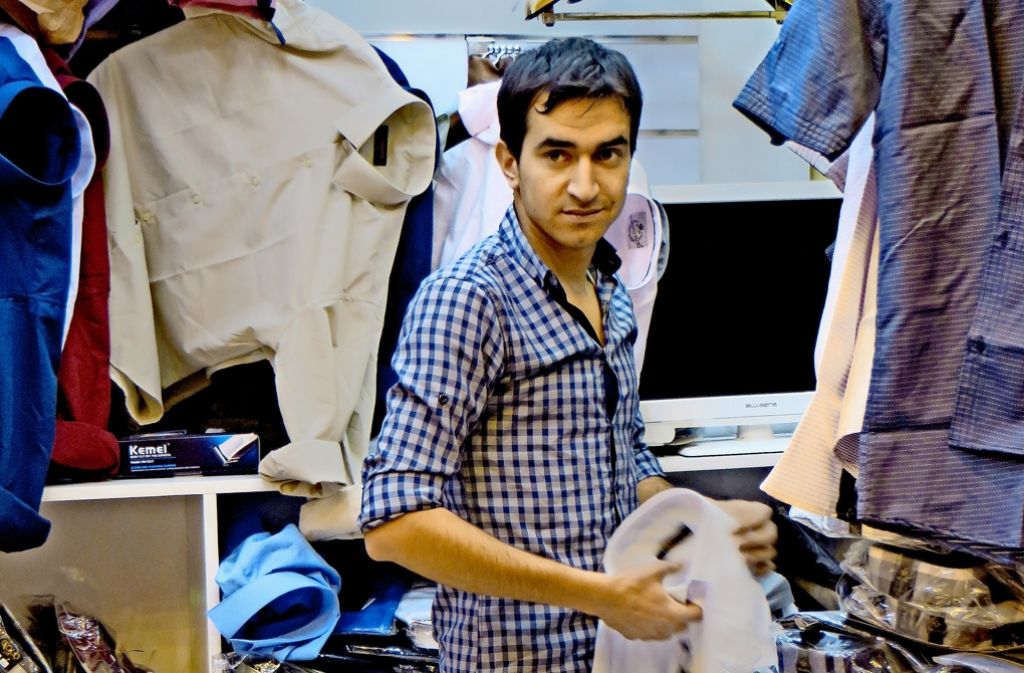 Gailan Mawlud arbeitet nach seiner Flüchtlingsodyssee wieder im Basar der nordirakischen Stadt Erbil – im Jeans- und Hemdenshop seines Bruders. Foto: Schiermeyer