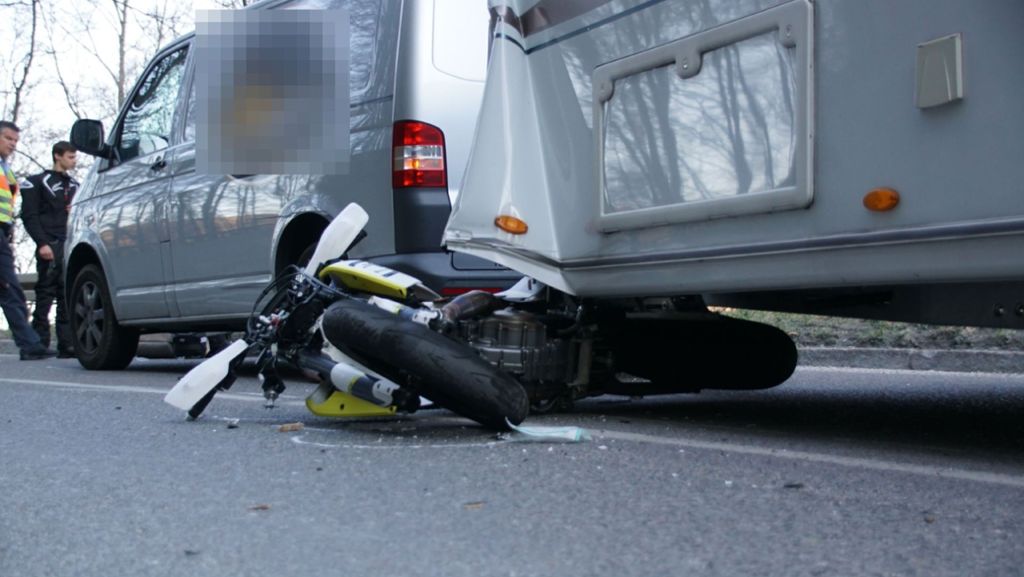Grabenstetter Steige im Kreis Esslingen: Biker prallt gegen Wohnwagen und wird schwer verletzt