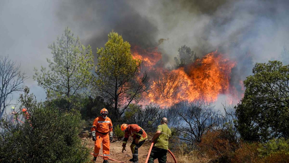  Tausende Menschen fliehen in Südfrankreich vor einem schweren Waldbrand. Auch Campingplätze nahe dem Ort Saint-Tropez wurden evakuiert. 