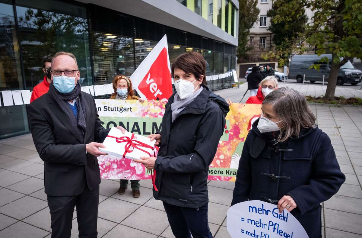 Stuttgarts Krankenhausbürgermeister Thomas Fuhrmann (links) hat die Unterschriftenliste der Beschäftigten des Klinikums entgegengenommen. Foto: Lichtgut/Achim Zweygarth